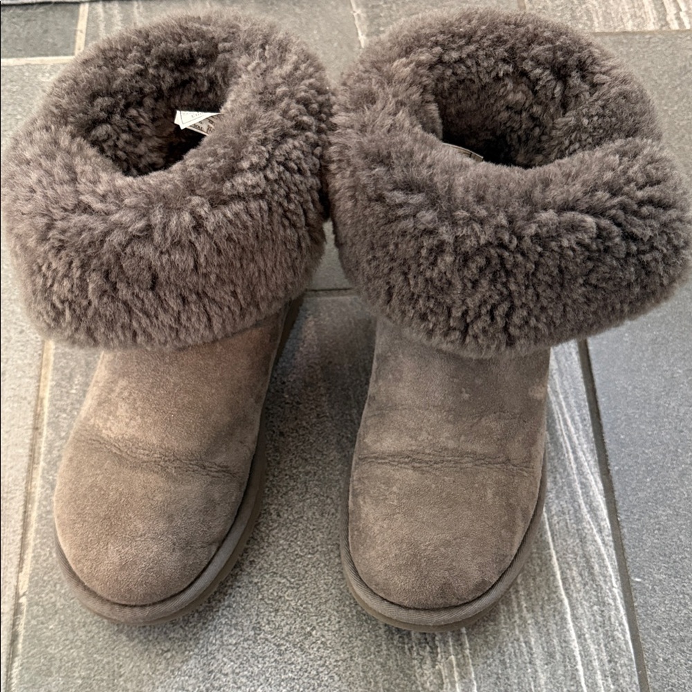 UGG Gently Worn - Size 6 Bailey Button Short
